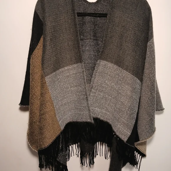 Harve Benard Black and Gray Textured Poncho - Picture 2 of 7